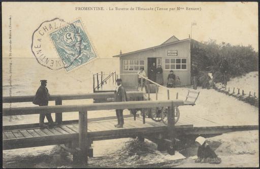 La " buvette de l'estacade ", tenue par Mme Renaud, devant son bistrot avec des clients / Emile Breteau phot.